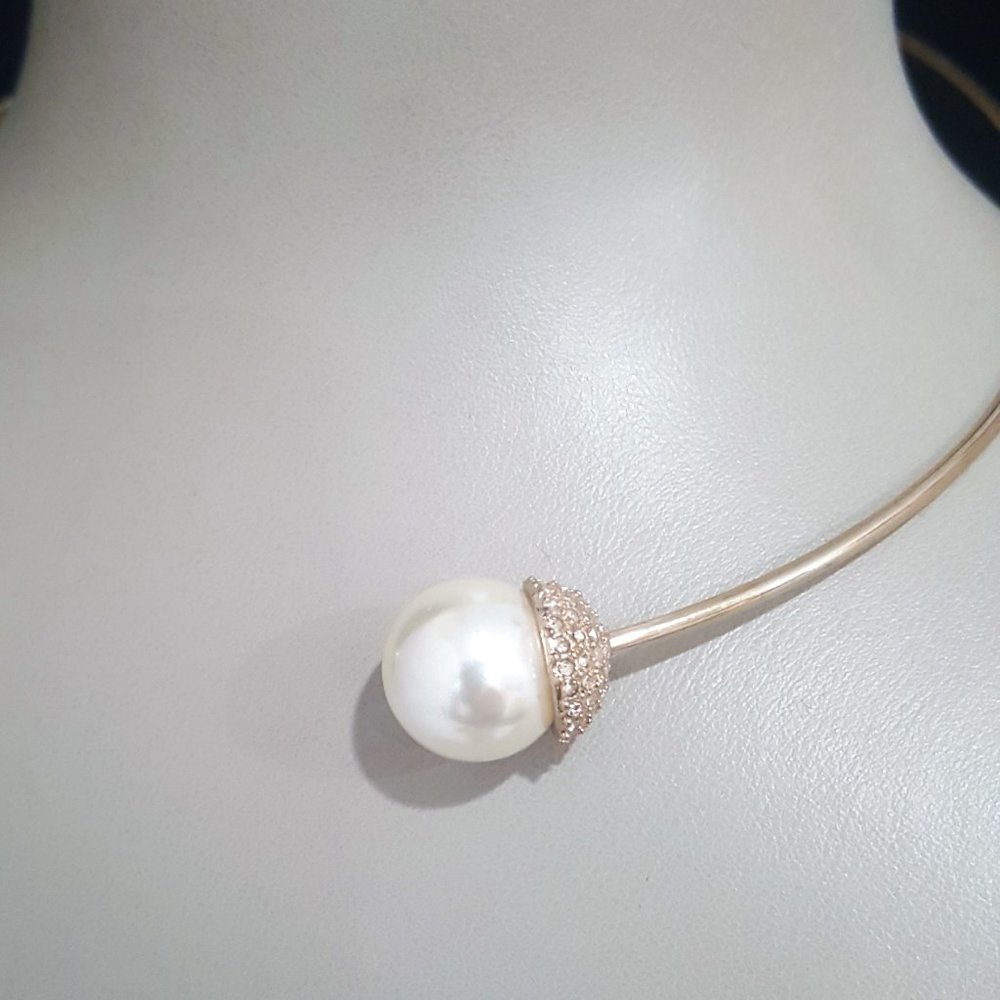 EXPRESS GOLD TONE FAUX PEARL CHOKER NECKLACE - Picture 2 of 4